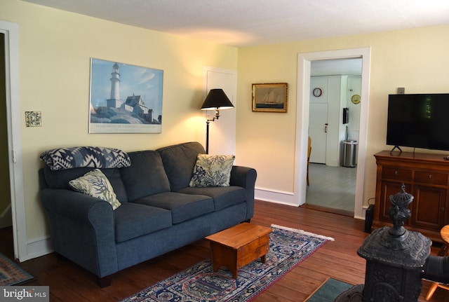living room with baseboards and hardwood / wood-style flooring