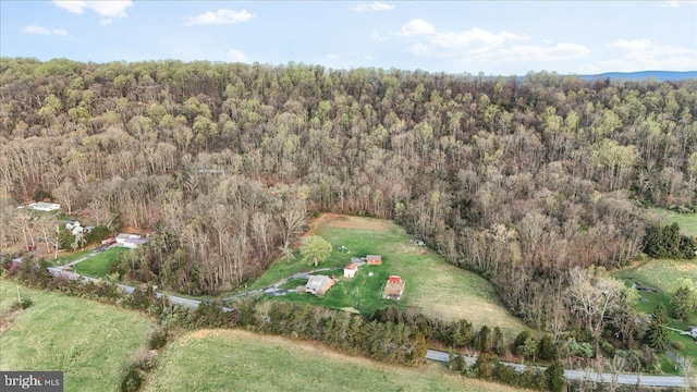 birds eye view of property featuring a forest view