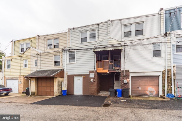 view of front facade featuring driveway and a garage