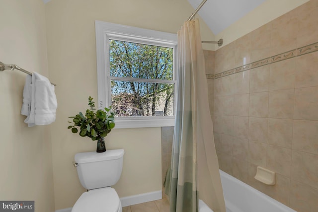 full bath with baseboards, shower / tub combo with curtain, tile patterned flooring, toilet, and lofted ceiling