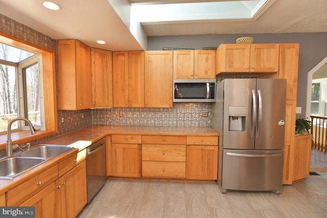 kitchen with recessed lighting, a sink, stainless steel appliances, and tasteful backsplash