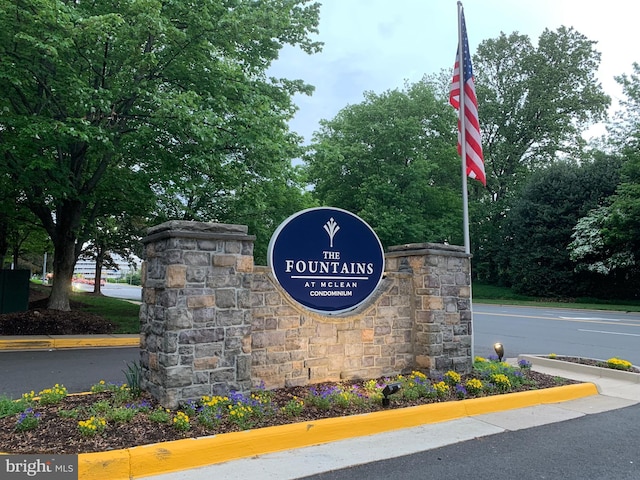 view of community / neighborhood sign