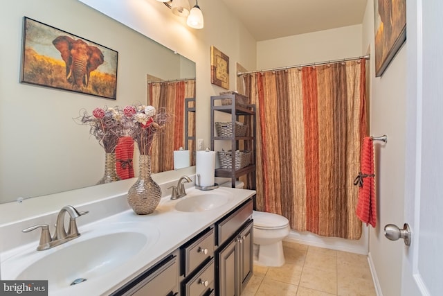 full bathroom featuring toilet, a shower with curtain, a sink, and double vanity
