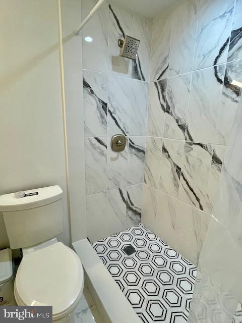704 Pritchard Ln, Upper Marlboro, MD 20774 - full bathroom with toilet and tiled shower