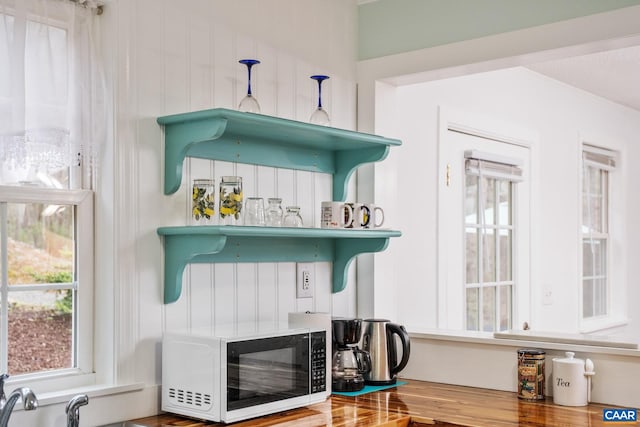 115 Circle Rd, Stanardsville, VA 22973 - room details featuring white microwave