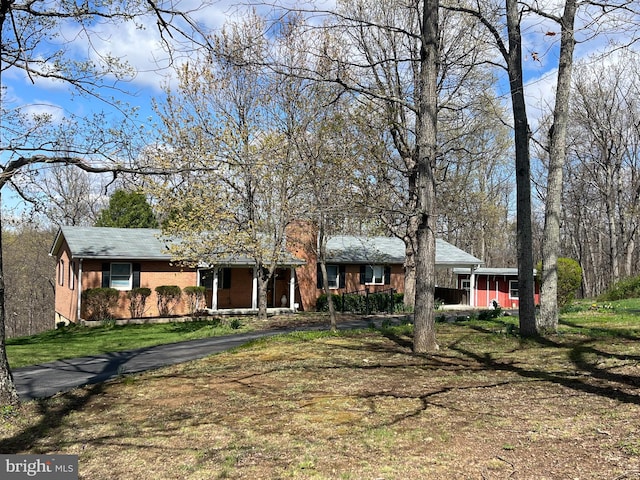 single story home featuring a front yard and driveway
