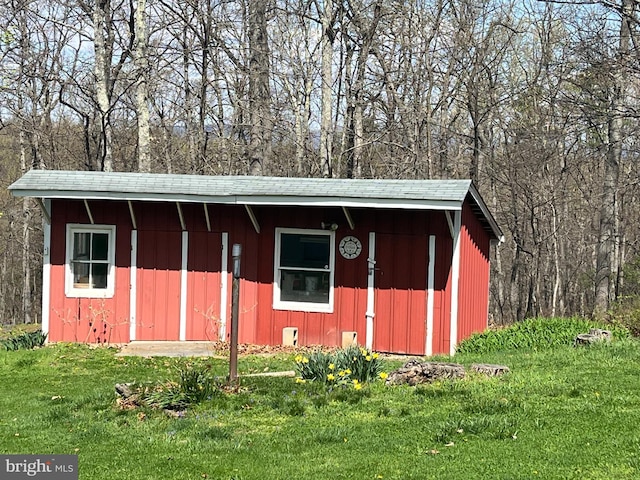 view of outdoor structure with an outbuilding