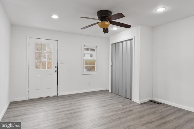 foyer featuring light wood-style floors, baseboards, a ceiling fan, and recessed lighting