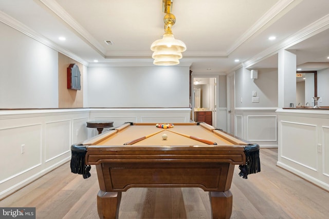 rec room featuring a decorative wall, light wood finished floors, billiards, and recessed lighting