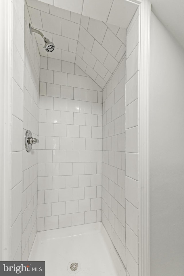 bathroom featuring tiled shower