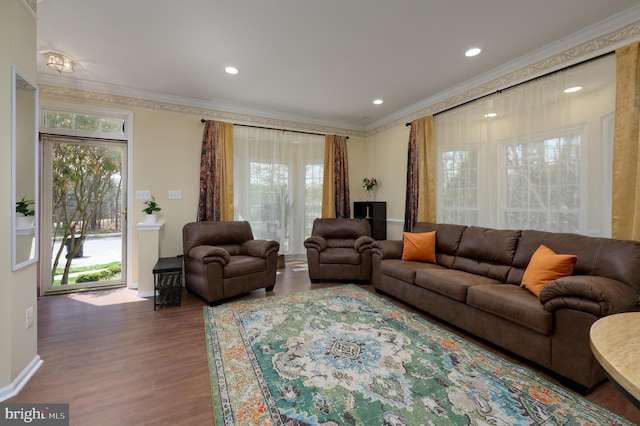 living room with recessed lighting, wood finished floors, crown molding, and baseboards