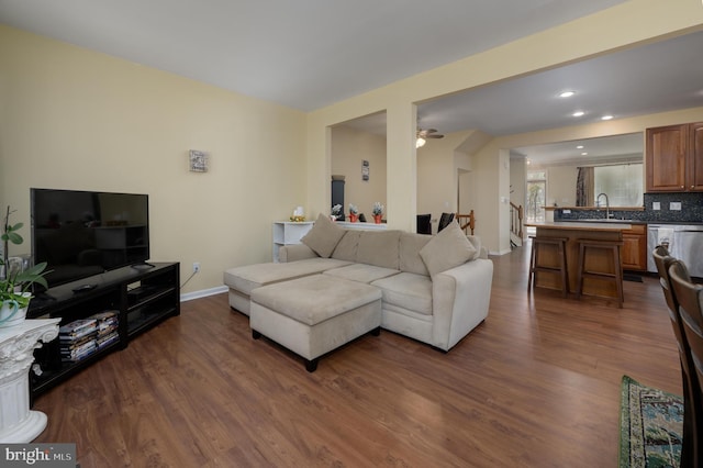 living area featuring recessed lighting, baseboards, dark wood-style floors, and ceiling fan