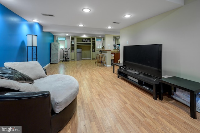 living room featuring baseboards, wood finished floors, visible vents, and recessed lighting