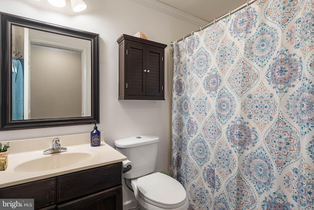 full bath featuring a shower with shower curtain, vanity, toilet, and crown molding