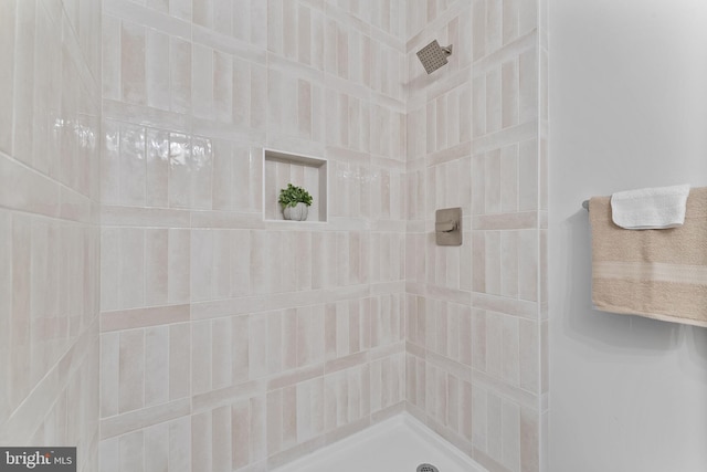 bathroom featuring a tile shower