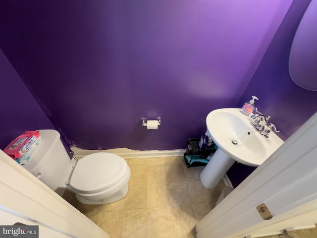 904 Emerson Ct, Clementon, NJ 08021 - bathroom with a sink, toilet, and baseboards