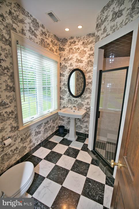 712 Riverside Pines Ct, Salisbury, MD 21801 - full bath with a stall shower, plenty of natural light, toilet, and recessed lighting