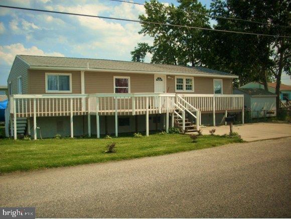 single story home with a front yard