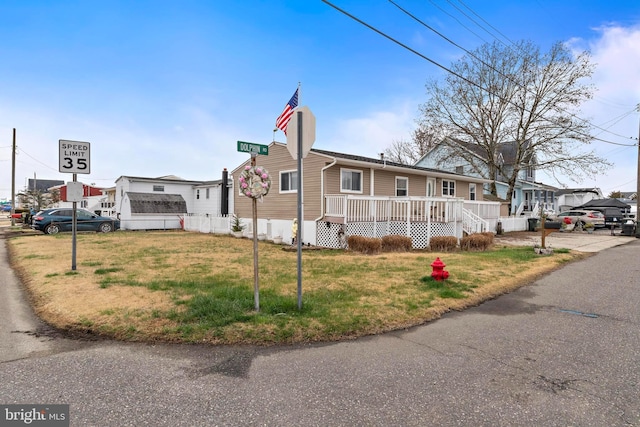 view of front facade featuring a front yard