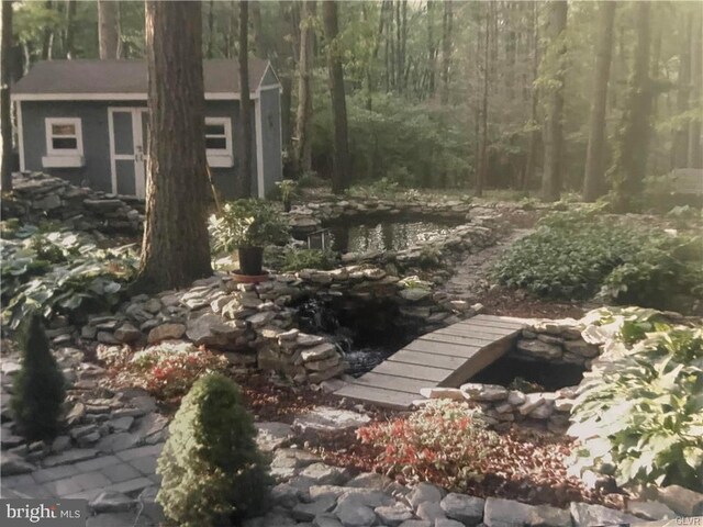view of yard with an outbuilding