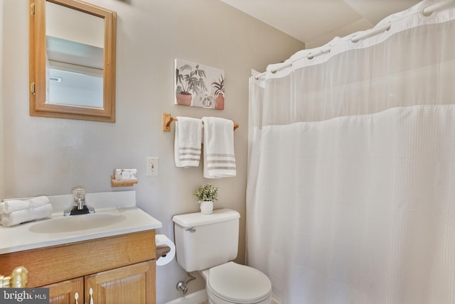 bathroom with curtained shower, toilet, and vanity