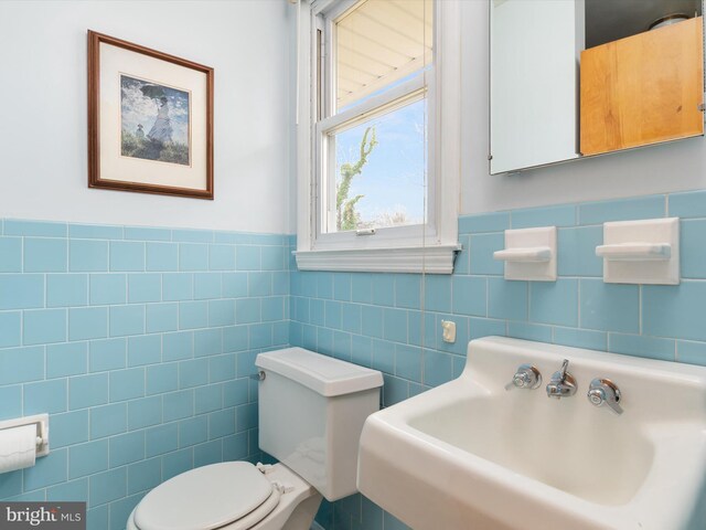 7147 Ohio Ave, Hanover, MD 21076 - bathroom with wainscoting, a sink, and toilet