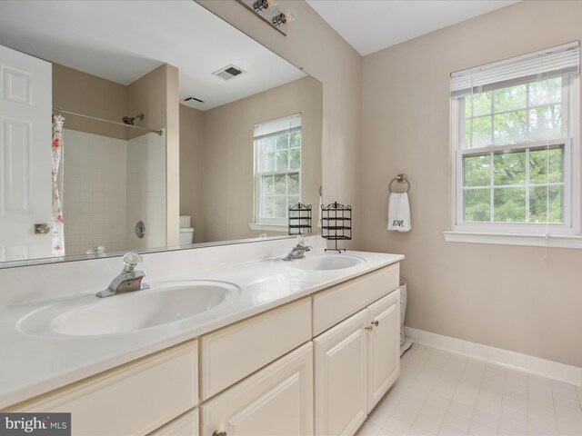 full bathroom featuring a sink, visible vents, toilet, and a shower with shower curtain