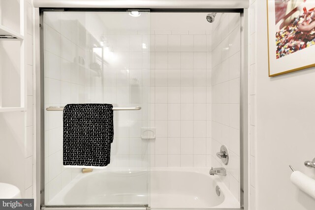 bathroom with enclosed tub / shower combo