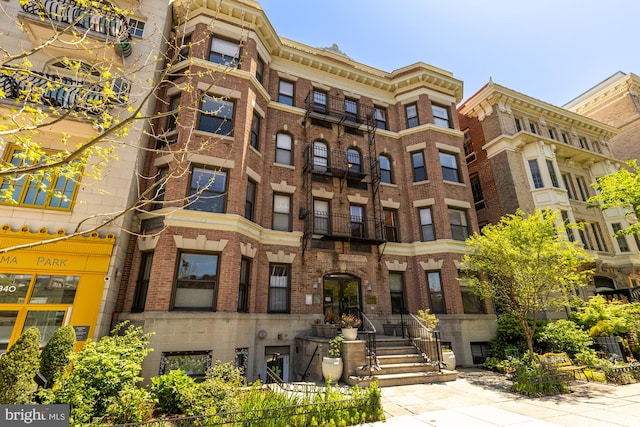 view of apartment building / complex