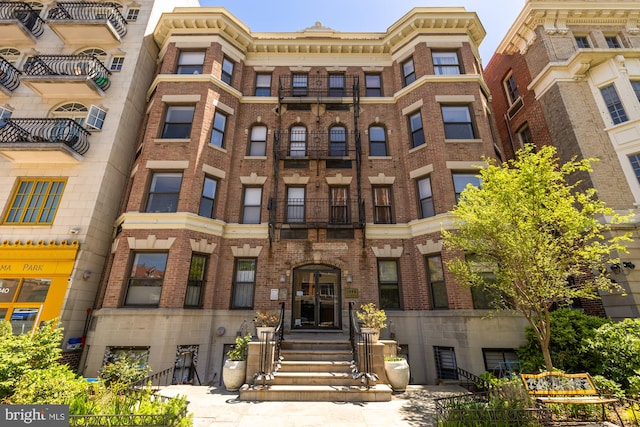 view of apartment building / complex