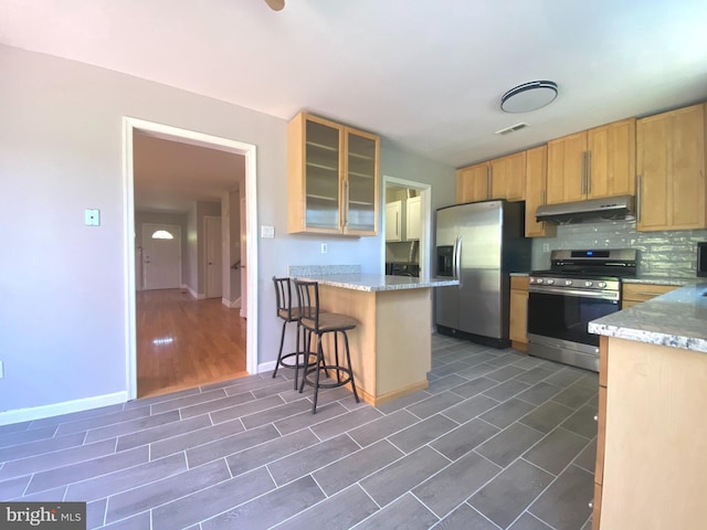 97 Kirkwood Dr, Newtown, PA 18940 - kitchen featuring visible vents, stainless steel appliances, baseboards, and under cabinet range hood