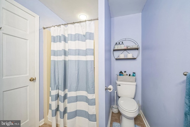 full bathroom with toilet, tile patterned floors, a shower with curtain, and baseboards