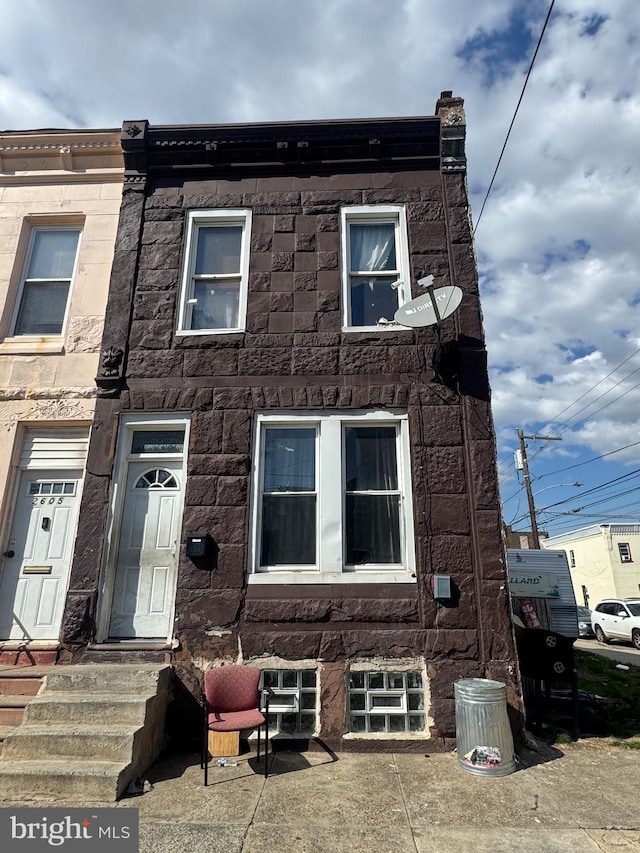 townhome / multi-family property featuring entry steps