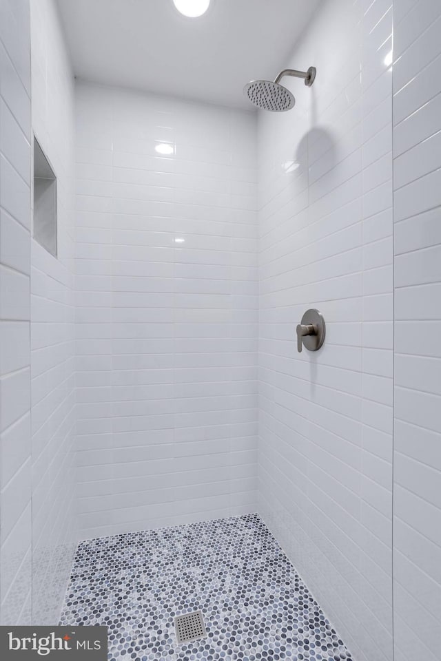 bathroom featuring a tile shower