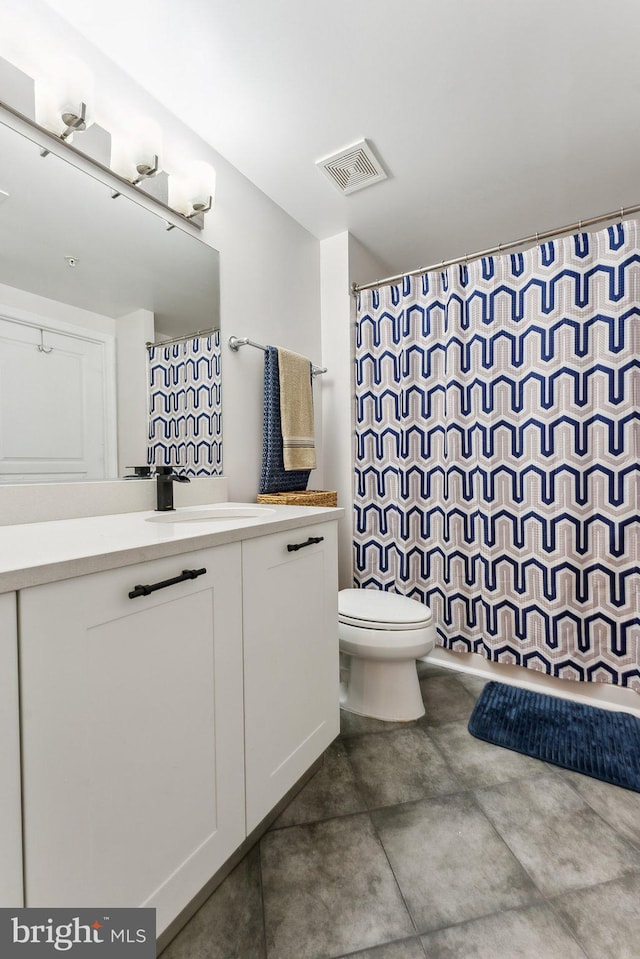 bathroom featuring toilet, curtained shower, vanity, and visible vents