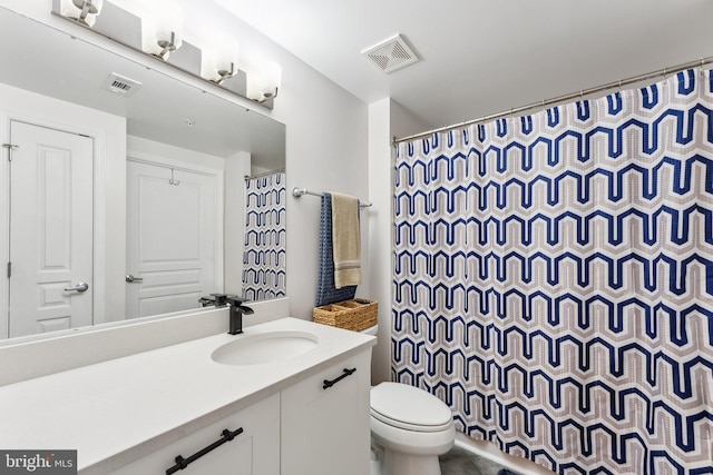 full bathroom featuring visible vents, toilet, vanity, and a shower with curtain