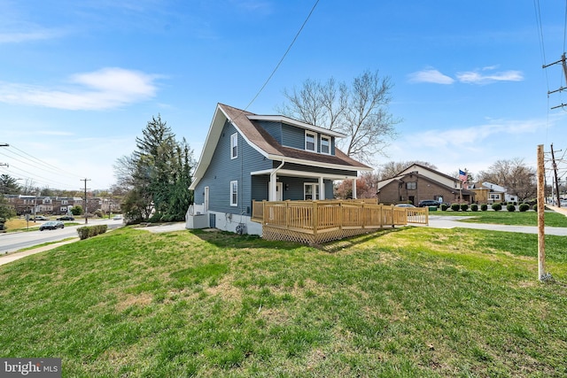 view of front of house featuring a wooden deck and a front yard