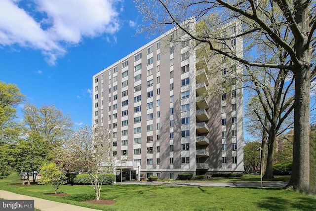 view of apartment building / complex