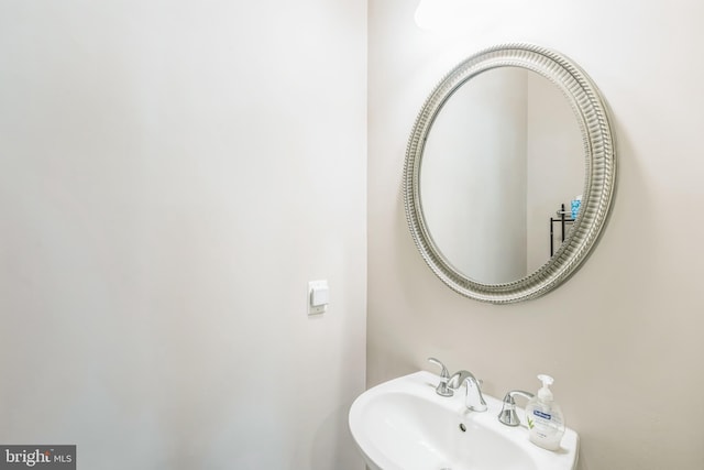 bathroom featuring a sink