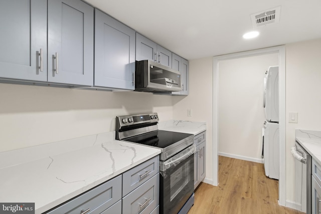 9550 Hagel Cir Unit 10/D, Lorton, VA 22079 - kitchen featuring visible vents, gray cabinets, stainless steel appliances, and light wood-style floors