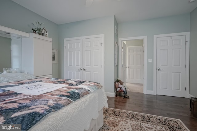 bedroom with baseboards, a ceiling fan, wood finished floors, and a closet