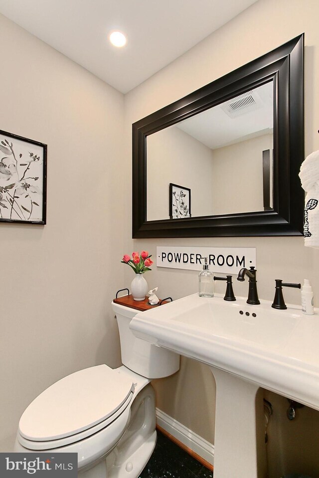 6704 Emporia Ct, Springfield, VA 22152 - bathroom featuring toilet, baseboards, a sink, and recessed lighting