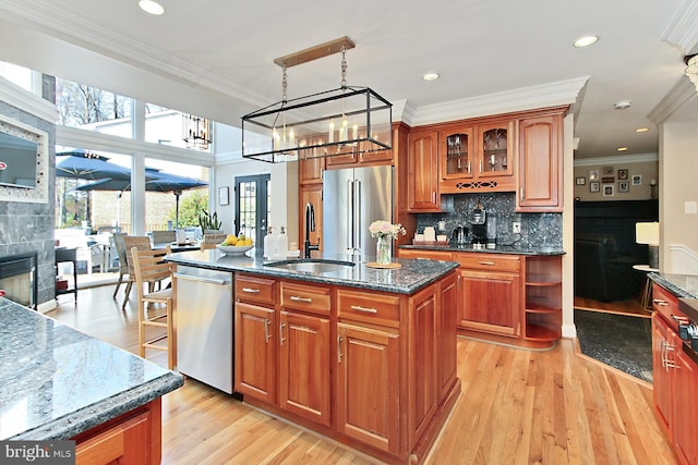 6704 Emporia Ct, Springfield, VA 22152 - kitchen featuring appliances with stainless steel finishes, a sink, an island with sink, crown molding, and a chandelier