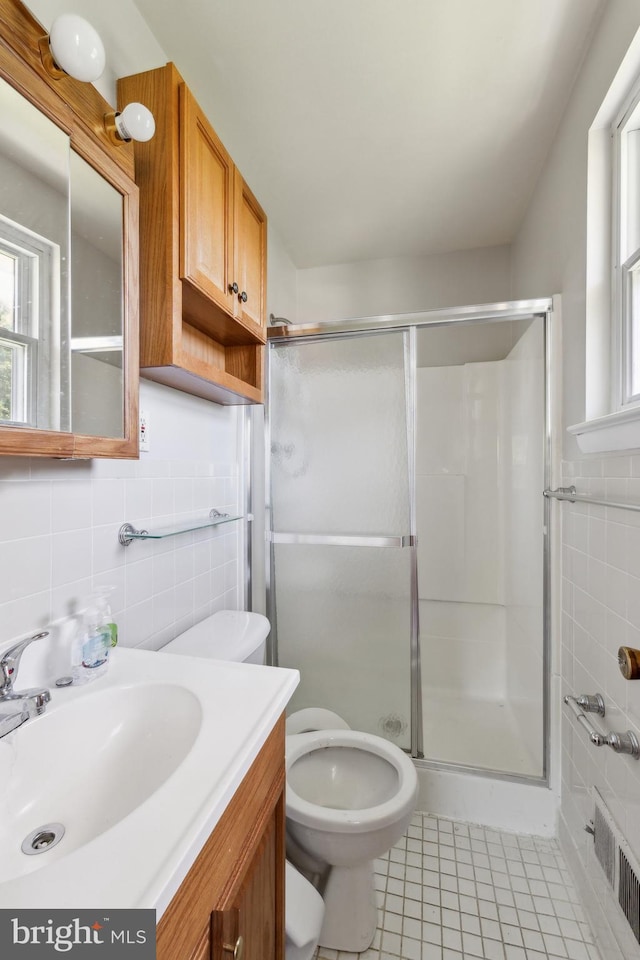 8601 Pretoria Ct, Clinton, MD 20735 - full bathroom featuring tile walls, visible vents, a shower stall, and toilet