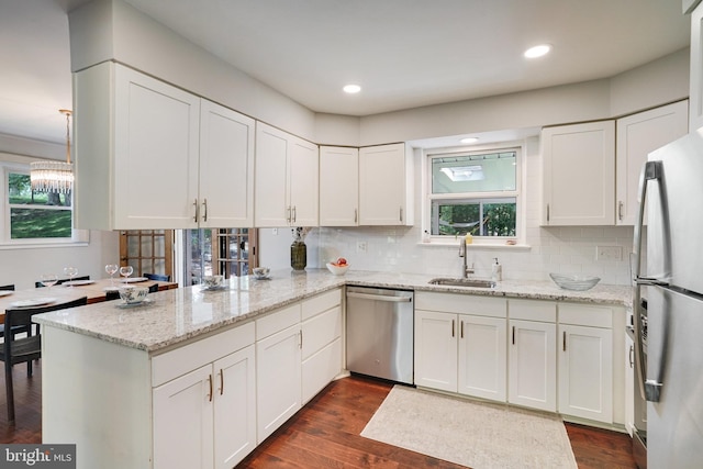4705 Exeter St, Annandale, VA 22003 - kitchen featuring stainless steel appliances, a sink, healthy amount of natural light, a peninsula, and recessed lighting