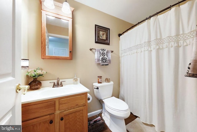 full bath with toilet, curtained shower, and vanity