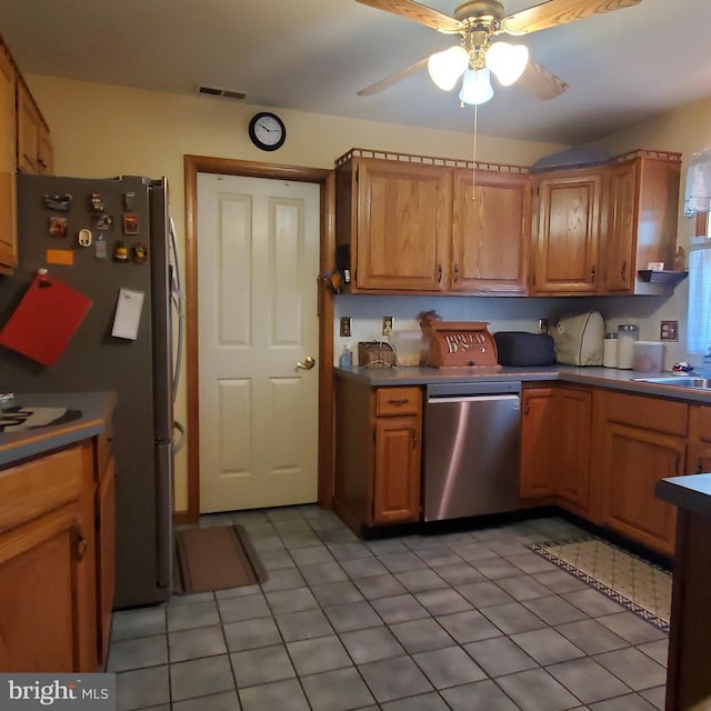 kitchen featuring a sink, ceiling fan, visible vents, dark countertops, and appliances with stainless steel finishes
