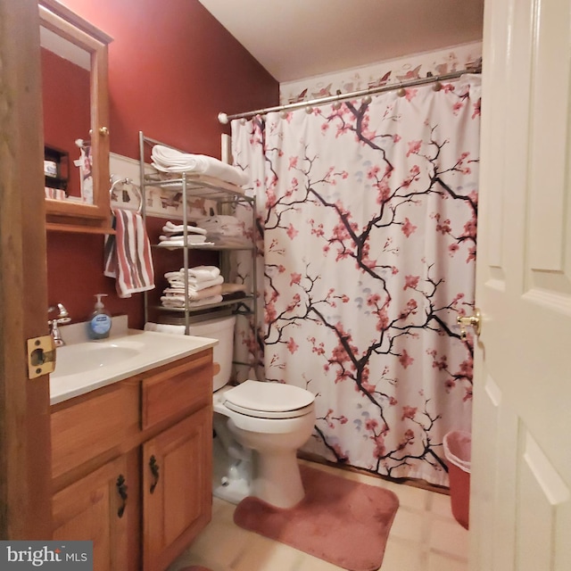 full bath with toilet, a shower with curtain, and vanity