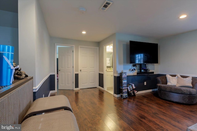617 Castlewood Dr, Upper Marlboro, MD 20774 - living room featuring wood finished floors, visible vents, and recessed lighting