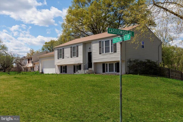 617 Castlewood Dr, Upper Marlboro, MD 20774 - raised ranch with an attached garage, fence, and a front yard